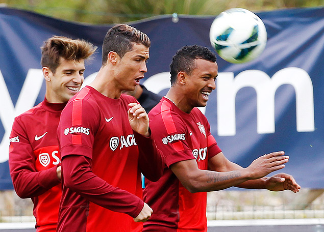 Miguel Veloso( esq.), Cristiano Ronaldo e Nani, em treino da seleo de Portugal 