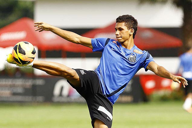 Leandrinho chuta a bola durante treino do Santos no CT Rei Pelé