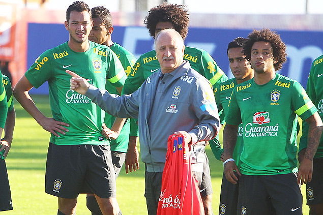 O tcnico Luiz Felipe Scolari comanda treino da seleo brasileira em Porto Alegre