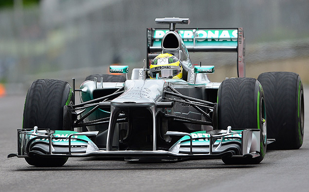 O alemo Nico Rosberg pilota a sua Mercedes durante o treino do GP do Canad