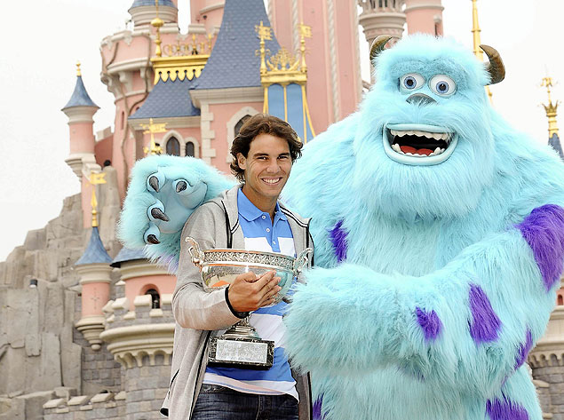 Rafael Nadal posa com seu oitavo trofu de Roland Garros na EuroDisney, ao lado do personagem Sulley do filme 'Monstros S/A' 