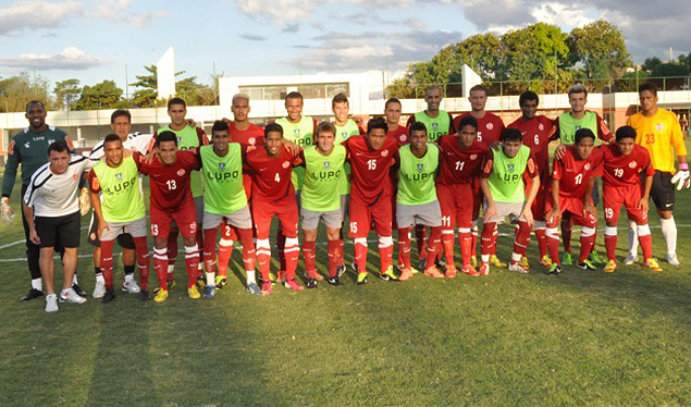 Jogadores reservas do Amrica-MG posam para foto com a equipe do Taiti