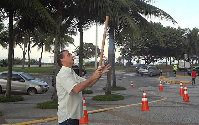 O irritado deputado federal Jair Bolsonaro solta fogos de artifcio em frente ao hotel onde a seleo italiana de futebol est concentrada