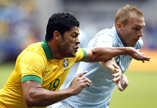 O atacante Hulk durante uma partida da seleo brasileira