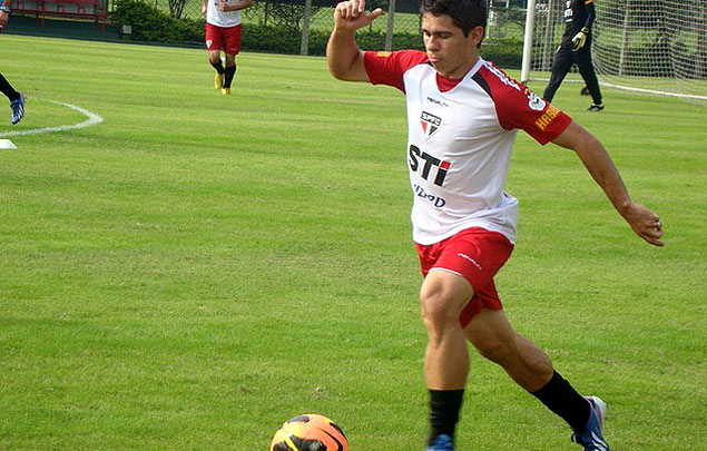 Osvaldo corre com a bola durante treino no CT da Barra Funda