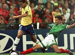 Ronaldinho dribla o mexicano Rafael Marquez na final da Copa das Confederaes que o Brasil perdeu por 4 a 3 em 1999