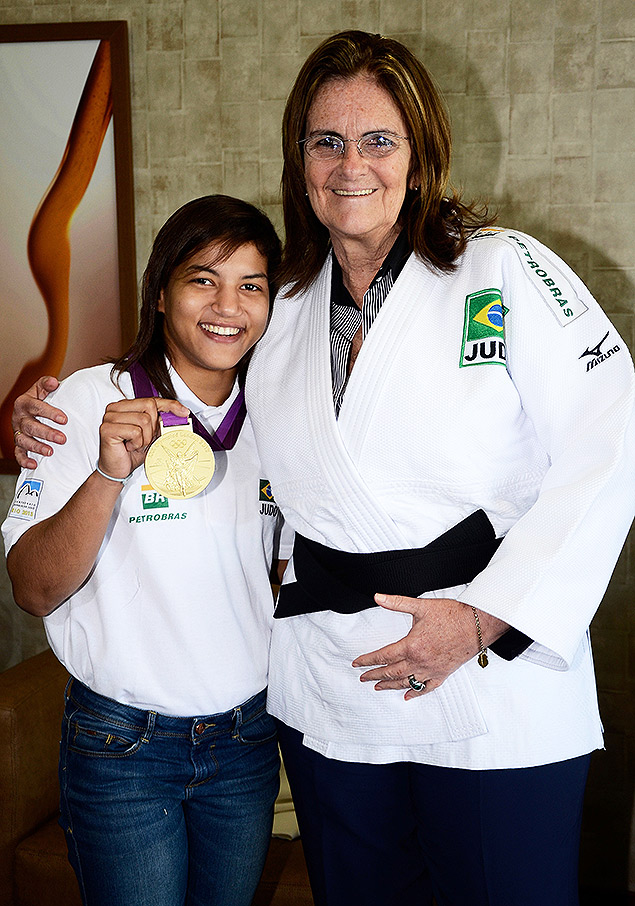 A judoica Sarah Menezes, medalha de ouro nos Jogos de Londres, posa para foto com a presidente da Petrobras, Graa Foster 