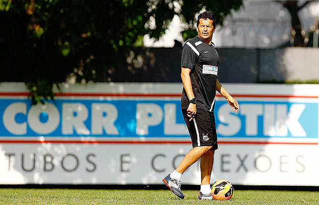 Claudinei Oliveira comanda treino do Santos