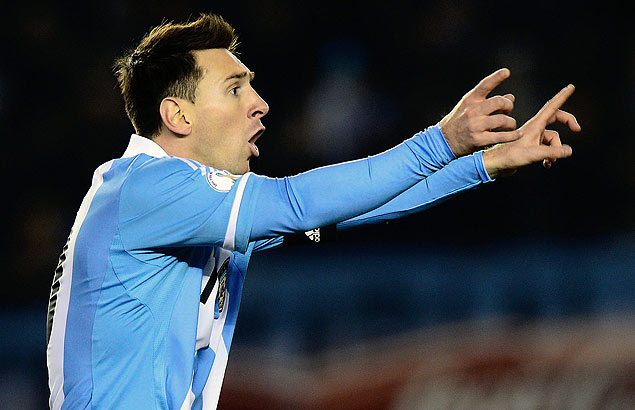 Messi gesticula durante jogo entre Argentina x Colmbia