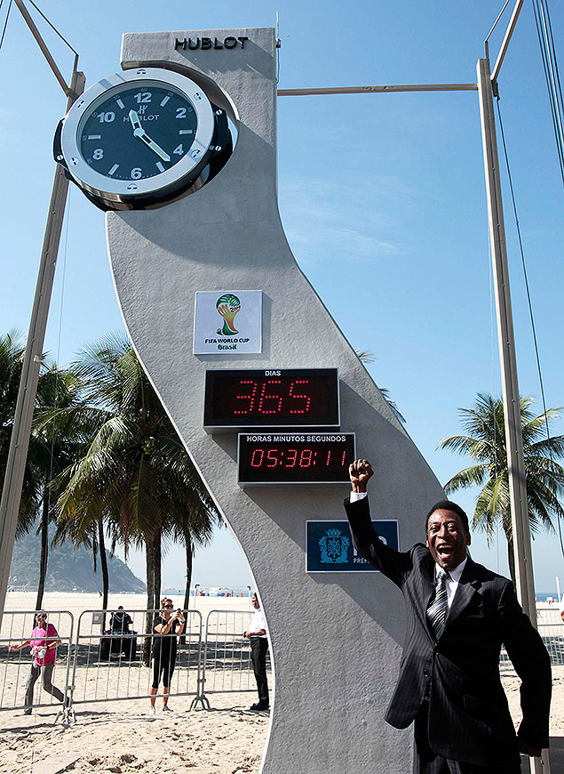 A um ano da Copa, Pel inaugura relgio para contagem regressiva em Copacabana