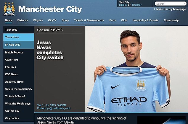 Jesus Navas posa com a camisa do Manchester City
