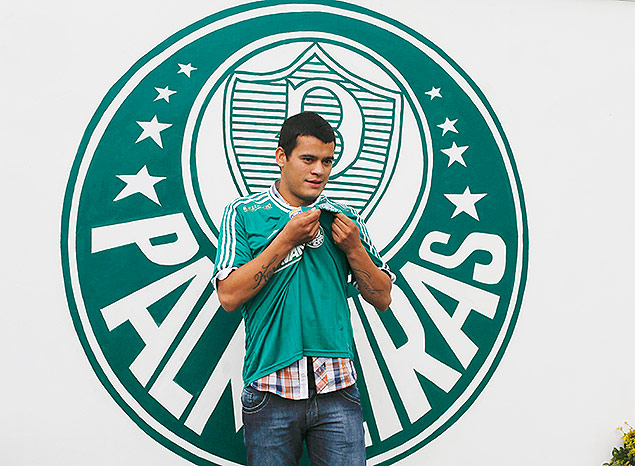 Mendieta posa para fotos em sua apresentao no Palmeiras