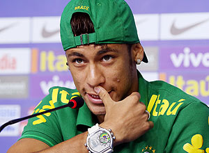 O atacante Neymar d entrevista