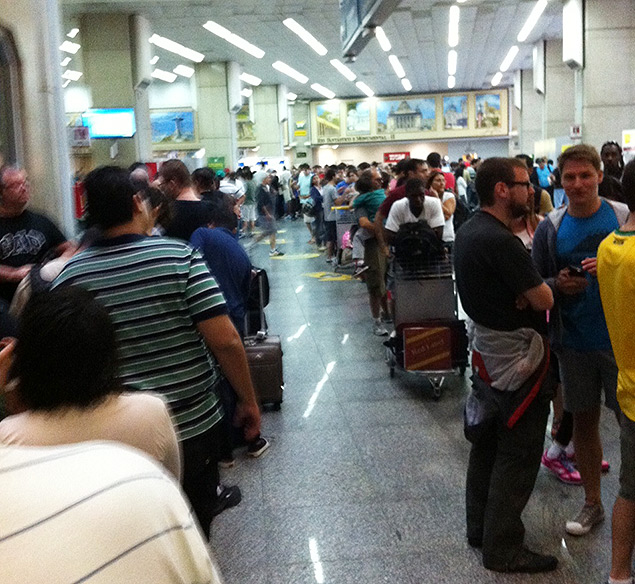 Torcedores ficam na fila para a retirada de ingresso da Copa das Confederaes no aeroporto do Galeo, no Rio