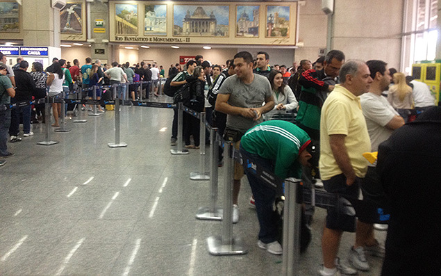 Torcedores ficam na fila para a retirada de ingresso da Copa das Confederaes no aeroporto do Galeo, no Rio