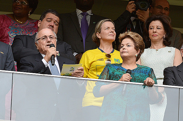 A presidente da República Dilma Rousseff (dir.) observa discurso do presidente da Fifa, Joseph Blatter, na abertura da Copa das Confederações; os dois foram vaiados