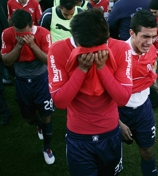 Adrian Fernandez ( frente) e Leonel Miranda (dir.), do Independiente, aps a queda para a Srie B do Campeonato Argentino