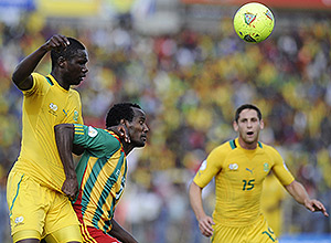 O sul-africano Calvin Anele (esq.) disputa bola com o etope Saladin Said pelas eliminatrias africanas da Copa-2014