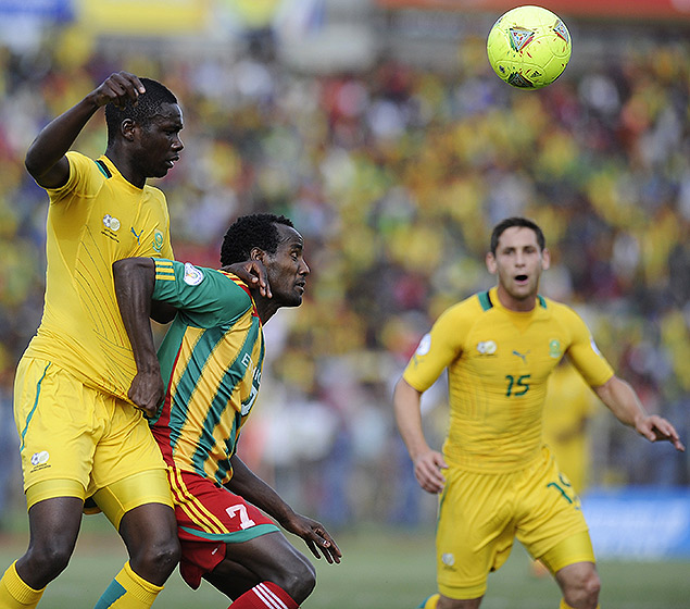 Anele (esq.) disputa a bola com Said durante partida entre Eitpia e frica do Sul, pelas eliminatrias para a Copa do Mundo de 2014