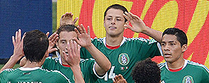 Chicharito (ao centro) e colegas festejam gol do Mxico