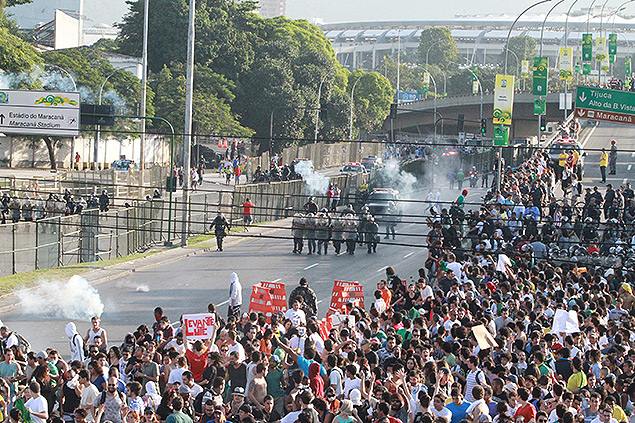 Protesto perto do Maracanã (ao fundo) termina em conflito entre manifestantes e policiais