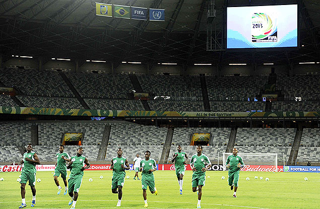 Jogadores nigerianos durante treino no Mineiro 