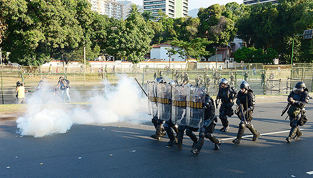 Batalhão de Choque entram em conflito com manifestantes no entorno do Maracanã