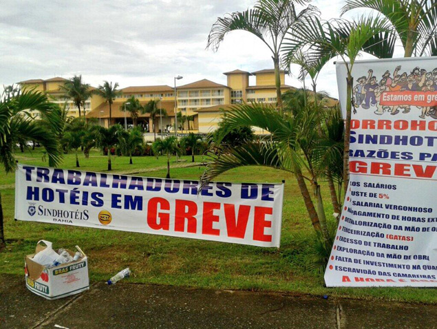 Sindicato protesta em frente ao hotel que vai receber a seleo brasileira em Salvador