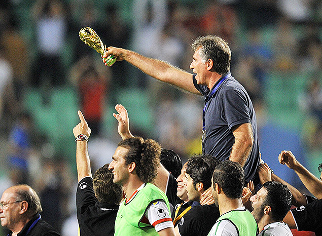 Carlos Queiroz  carregado pelos jogadores do Ir aps conquistar a vaga para a Copa