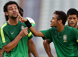 Neymar brinca com Fred durante treino da seleo brasileira, em Fortaleza