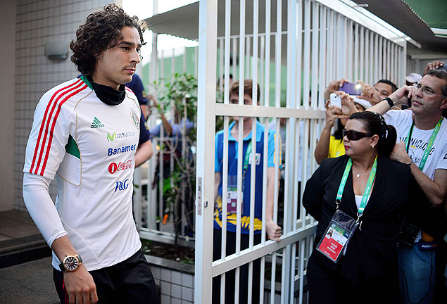 O goleiro mexicano Guillermo Ochoa, um dos contaminados em 2011, deixa centro de treinamento em Fortaleza