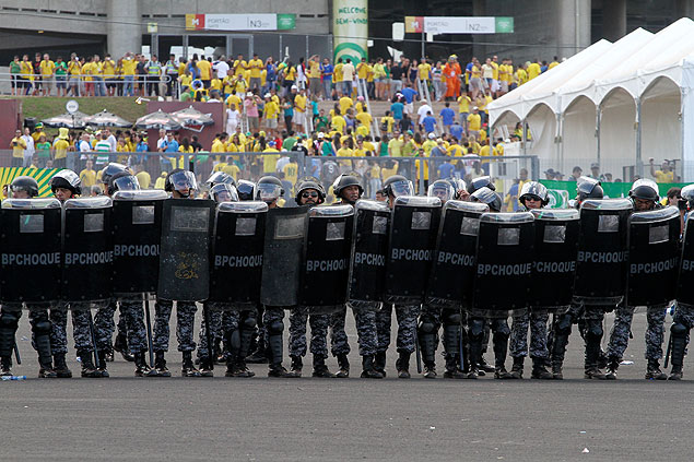 Polcia faz segurana no entorno do estdio Man Garrincha, em Braslia, antes de jogo do Brasil