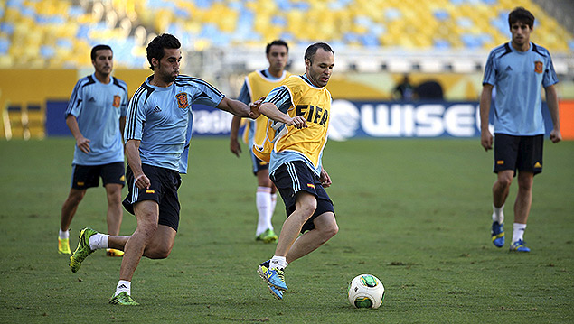 Iniesta domina a bola durante treino da seleo espanhola no Maracan, no Rio