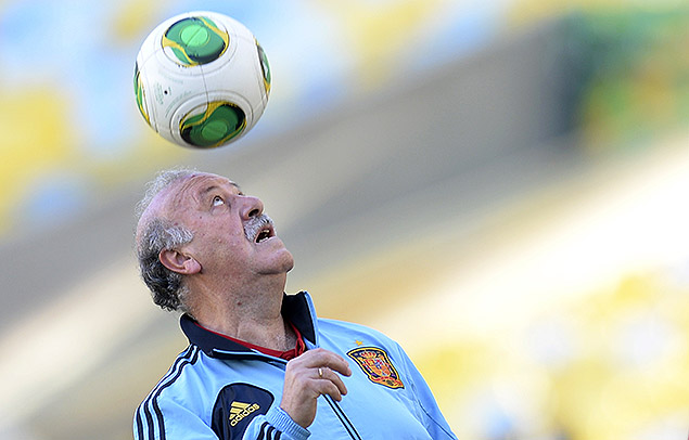 O tcnico Vicente Del Bosque brinca com a bola durante treino da Espanha no Maracan, no Rio