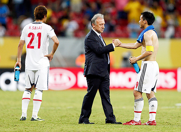 O tcnico do Japo, Alberto Zaccheroni, durante uma partida da sua seleo