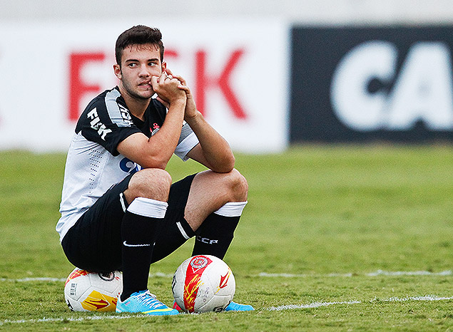 O meia Giovanni descansa durante treino do Corinthians, realizado no centro de treinamento do clube