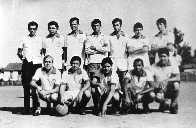 Equipe dos solteiros antes de partida organizada por membros do sindicado dos metalrgicos. Em 1969, o ex-presidente Lula (no centro, abaixo) era um dos integrantes do time. 