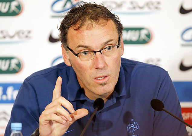 ORG XMIT: AA17 France's national soccer coach Laurent Blanc smiles during a news conference in Donetsk June 7, 2012. France will play its first match of the Euro 2012 soccer championships against England in Donetsk, Ukraine. REUTERS/Charles Platiau (UKRAINE - Tags: SPORT SOCCER HEADSHOT)