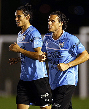 Cavani e Forlan ( dir.) treinam no Recife