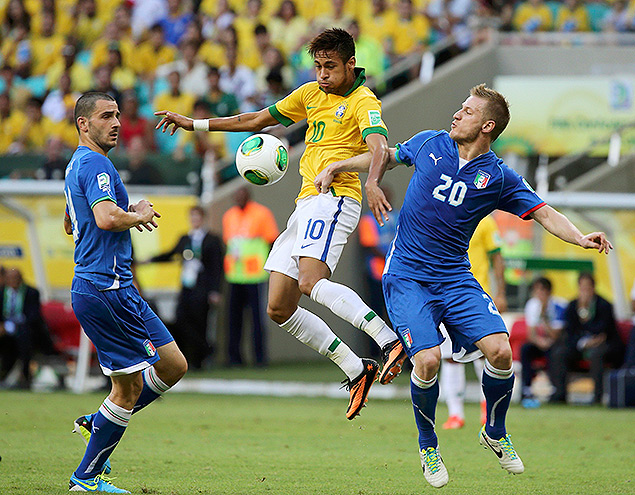 O lateral Abate ( direta) disputa lance com Neymar; com leso no ombro, italiano est fora da Copa das Confederaes