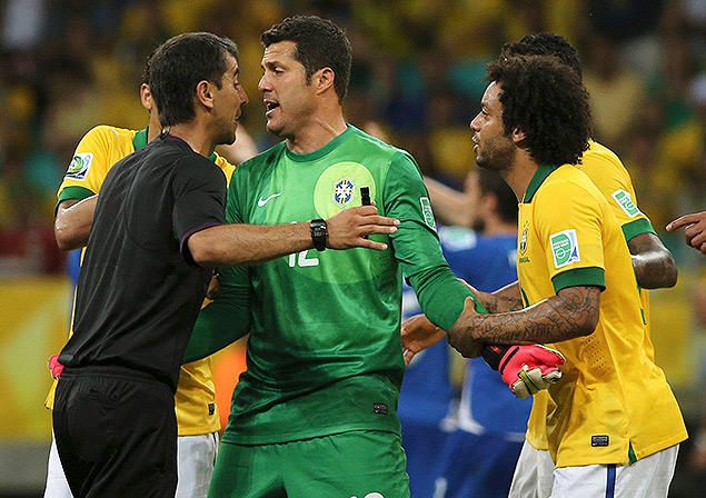 O rbitro Ravshan Irmatov  cercado por jogadores da seleo brasileira aps validar o segundo gol da Itlia