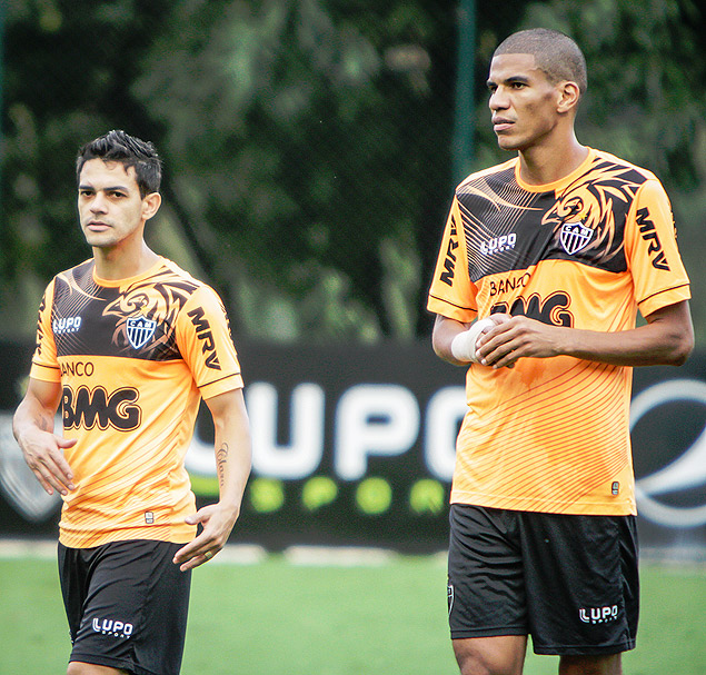 O zagueiro Leonardo Silva (dir.) caminha ao lado de Josu durante treino do Atltico-MG