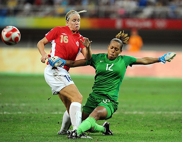 A goleira brasileira Brbara ( dir.) comete pnalti na norueguesa Elise Thorsnes nos Jogos Olmpicos de Pequim
