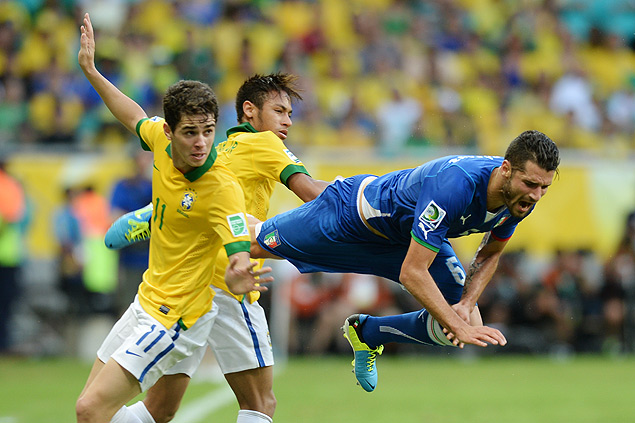 O italiano Antonio Candreva cai ao disputar jogada com Oscar ( esq.) e Neymar 