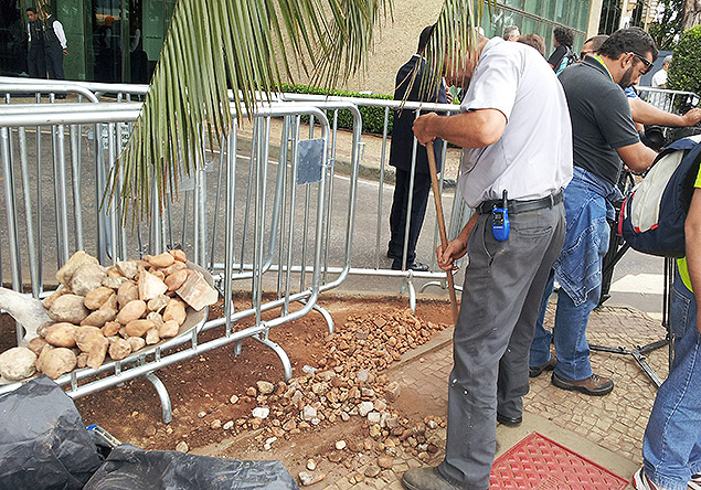 Funcionrios limpam entrada do hotel onde a delegao do Uruguai est hospedada