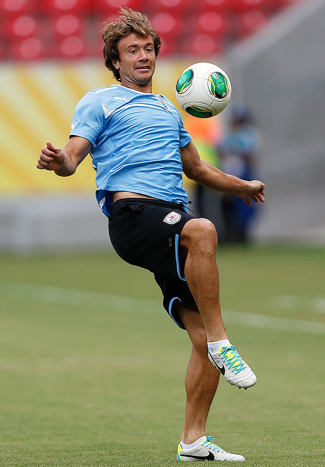 Diego Lugano treina com a seleo do Uruguai durante a Copa das Confederaes, em Pernambuco