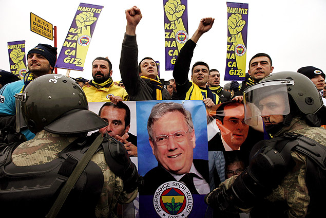 Torcedores do Fenerbahce mostram apoio ao presidente Aziz Yildirim