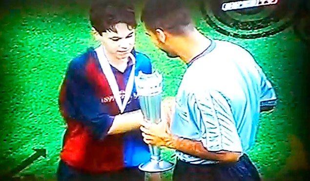 Reprodução de vídeo no momento em que Iniesta, 14, é premiado