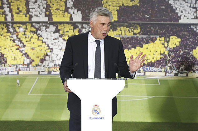 O tcnico italiano Carlo Ancelotti durante sua apresentao oficial no Real Madrid, no estdio Santiago Bernabu