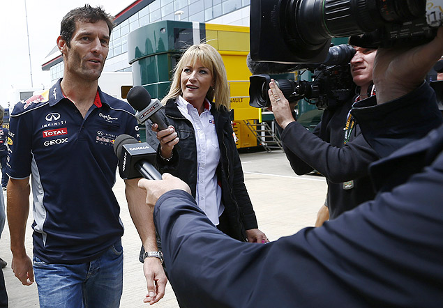 O piloto australiano Mark Webber concede entrevista enquanto caminha pelo paddock do circuito de Silverstone, na Inglaterra
